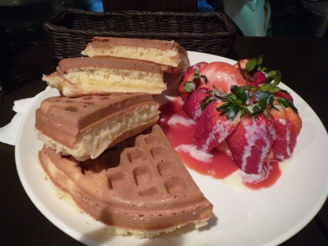 【咖啡弄】姐妹們都愛的草莓冰淇淋鬆餅!!!