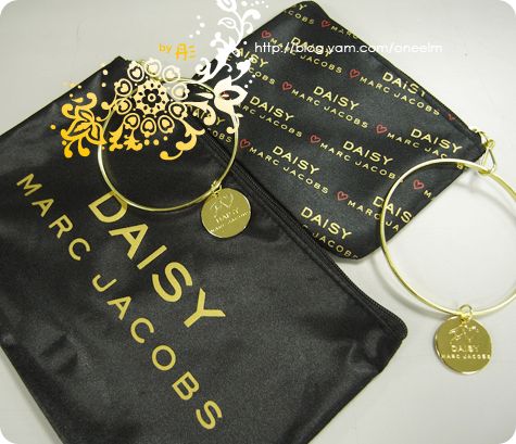 IN RED 10月號送DAISY MARC JACOBS收納包兩件組