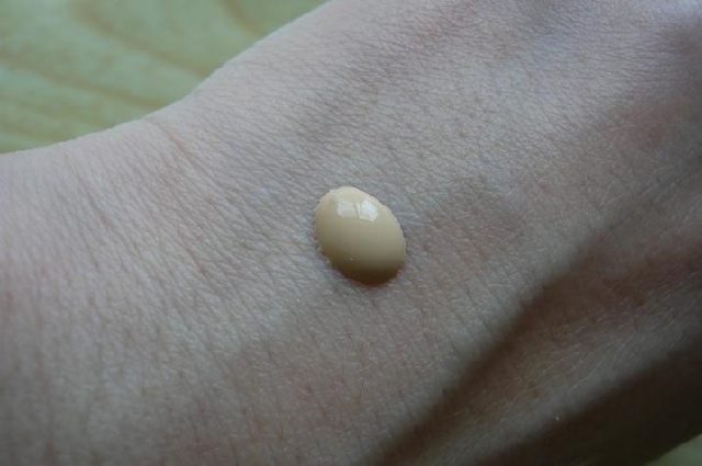 Weep 提亮眼部遮瑕棒 + 極光無瑕肌粉底液