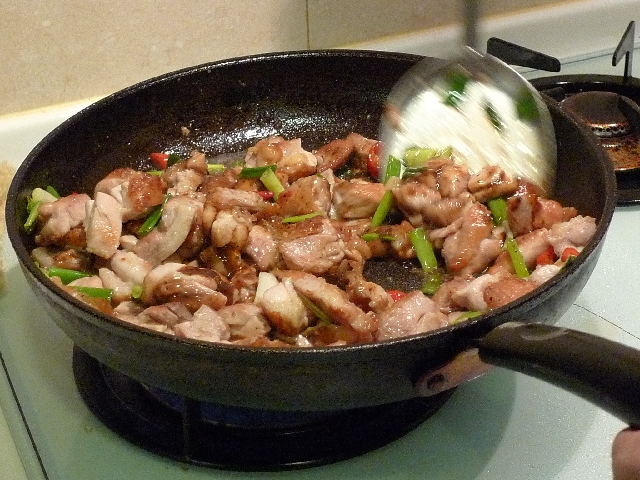 輕鬆打發全家人的好料理!鐵板胡椒雞!