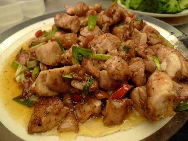 輕鬆打發全家人的好料理!鐵板胡椒雞!