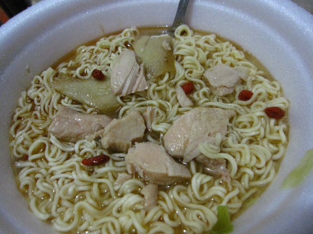 【分享】真的有雞肉~台灣菸酒 麻油雞麵 與最近購入的TOD`S鞋