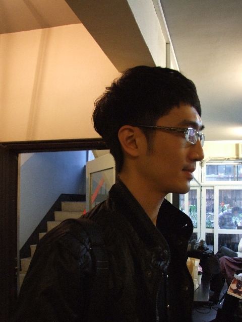 又是一如以往,卻多了優雅的氣質+淡淡的英國紳士style(我個人認為啦~呵)