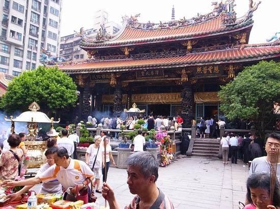 『旅遊』台北。龍山寺香火鼎盛