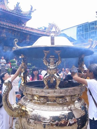 『旅遊』台北。龍山寺香火鼎盛