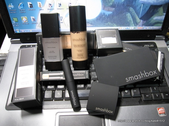 smashbox黑色底妝大軍來襲~揮別油光輕粉餅讓妳粉嫩一夏
