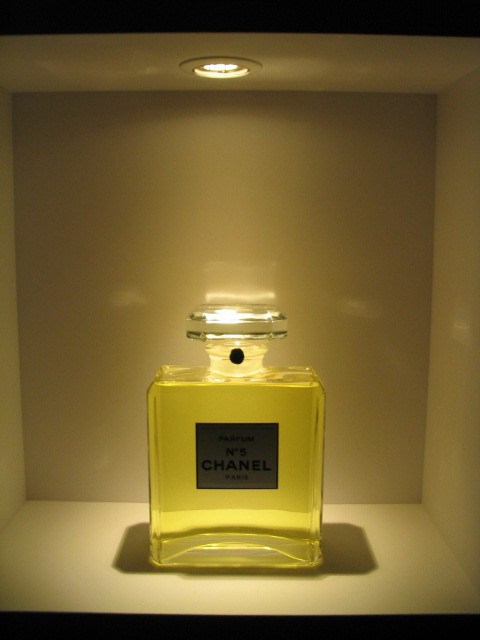 CHANEL 今晚想不想穿N°5?