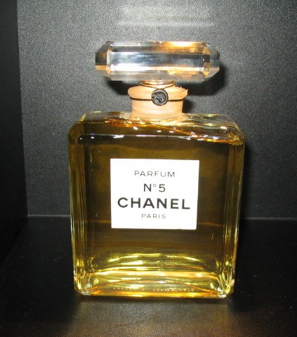 CHANEL 今晚想不想穿N°5?