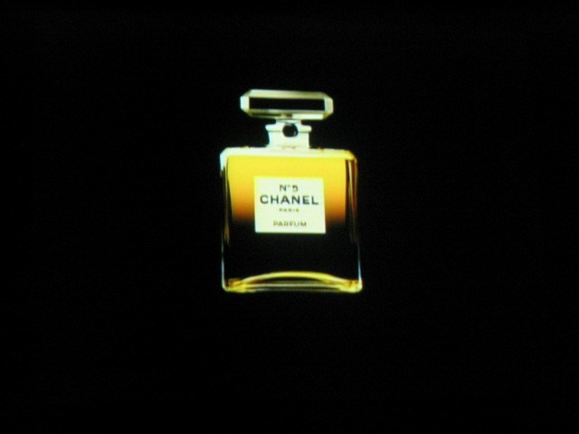 CHANEL 今晚想不想穿N°5?