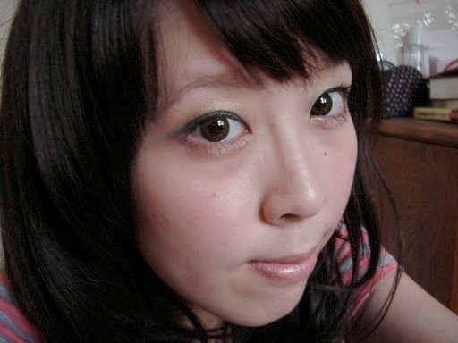 池塘邊的灌木叢