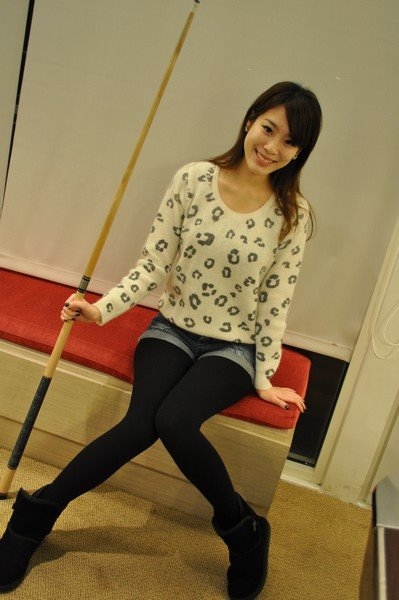 临时和朋友们来个运动小约会 想来想去还是决定到室内活动-打撞球