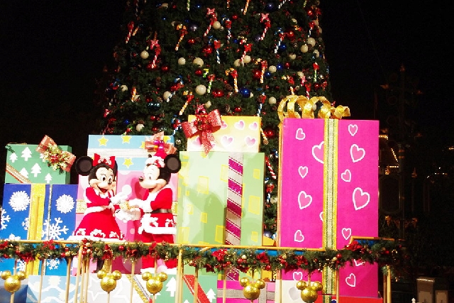 点灯后的礼物山 呵呵~~开始气氛出来了