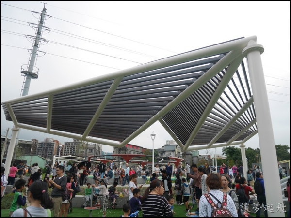 【新北特色公園】汐止白雲公園~巨大紙飛機、 三層9道溜滑梯、環形6人鞦韆(假日版)/白雲公園交通