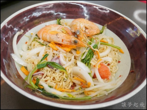 【汐科火車站】汐止遠雄購物中心美食廣場-NOODDI泰式麵食(藍象吧遠雄購物店)