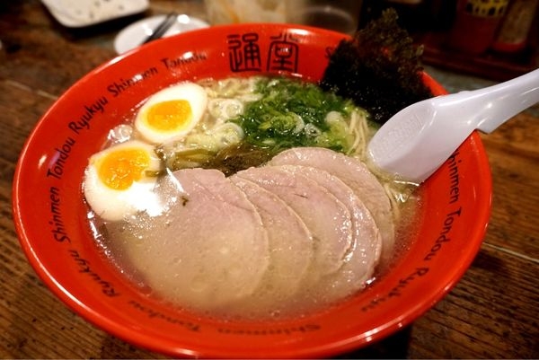 【2016沖繩自由行✈那霸美食推薦】通堂拉麵 小祿本店 男人麵豚骨湯頭 女人麵雞湯底 兩種味道都不錯 至少比暖暮好吃多了