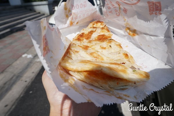 【新北美食推薦】溫讚蔥油餅大王 酥香鬆軟像烙餅的美味蔥油餅推薦!(新店 小吃 寶橋路)