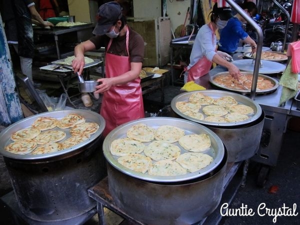 【新北美食推薦】永安蔥油餅 不油不膩煎得酥脆 智光商工旁 黃昏市場內排隊美食推薦!(永和 小吃)