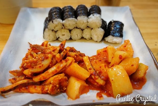 【2017首爾自由行✈明洞美食推薦】忠武紫菜包飯 單純就是紫菜包飯 配上辣得夠勁魷魚與蘿蔔 很搭但是沒辦法多吃啦!(明洞小吃)