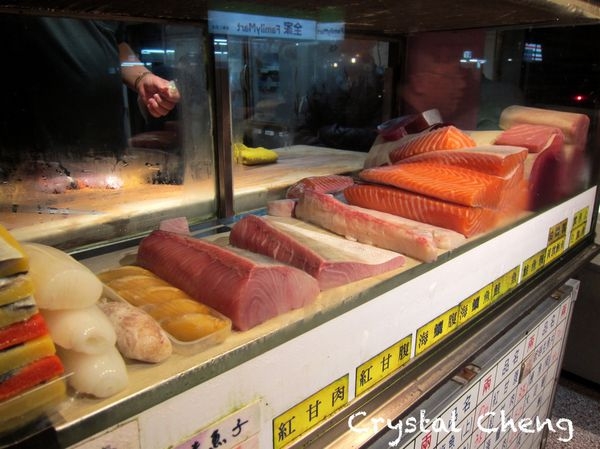 【基隆美食推薦】朱添鮮魚號 凌晨三點營業的新鮮現切生魚片 入口鮮甜 可是又是邊吃邊想睡呀!!(小吃 宵夜 排隊美食)