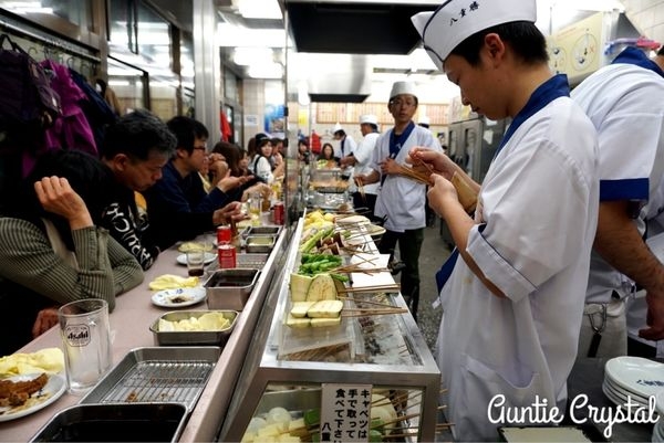 【2017大阪自由行天王寺美食推薦】新世界八重勝串炸 串炸首選店家 食材新鮮油香四溢 配高麗菜解膩會一直吃不停啦!(通天閣 必吃)