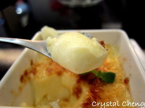 这焦糖布蕾的口感跟一般吃到的不太一样, 这里的口感很像豆花,很滑嫩