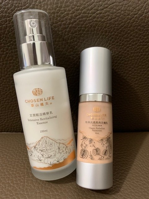 【臉部保養】MIT保養品~ 草山樵夫~ 珍萃光感柔焦防曬乳、定潤賦活精華乳 ★ 1+1大於2的保養概念★