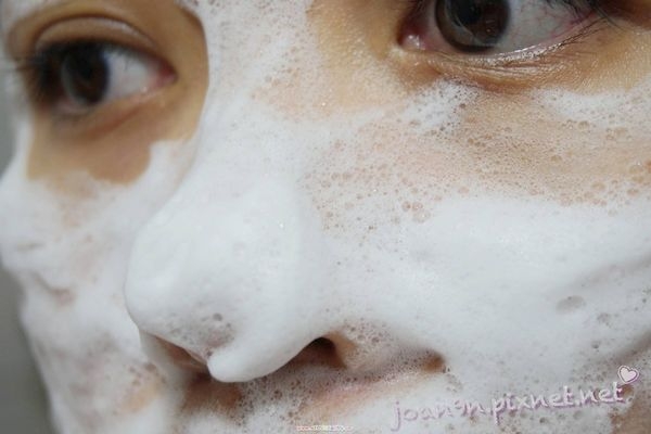 泡沫本身就很q弹 满脸这样还满像泡泡面膜的