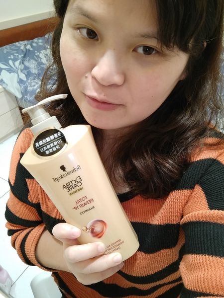 <美髮。保養>持續的豐盈天使光感:: 施華寇多效修護洗髮乳::