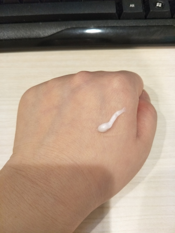 挤出来的质地为白色乳液状