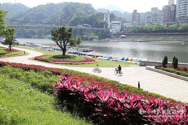 【新店景點】碧潭半日遊~欣賞美景~鴨子船.吊橋.美食.和美步道