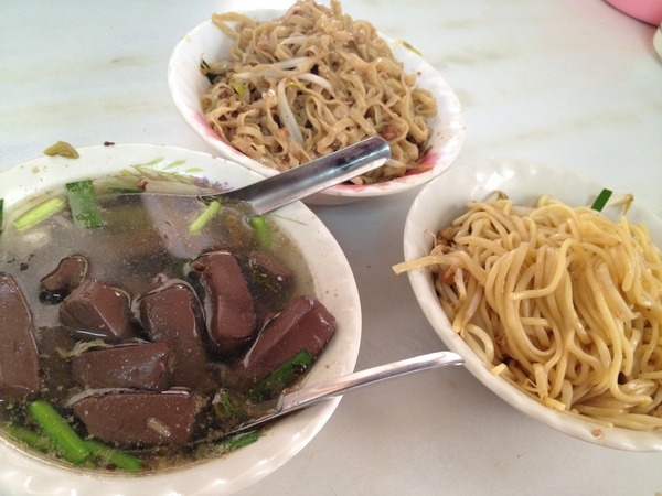 <小吃>大腸豬血湯-乾麵+豬血湯,活力早餐又一枚!!