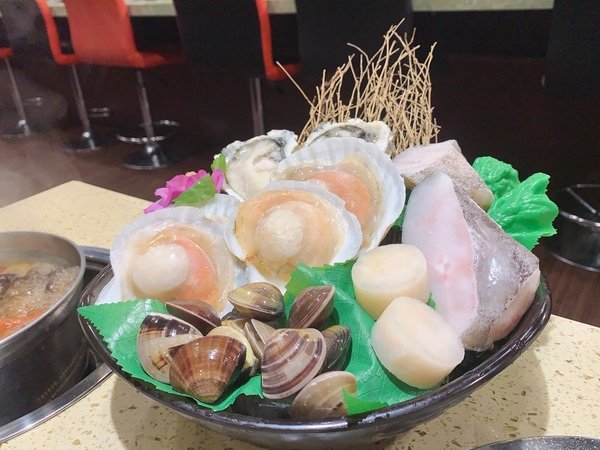 「台中西屯美食」台中火鍋燒烤吃到飽/謝師宴/團體聚餐推薦-燒烤與旋轉火鍋完美結合,打卡送芭比娃娃肉品-九牛一鍋燒烤吃到飽直擊分享