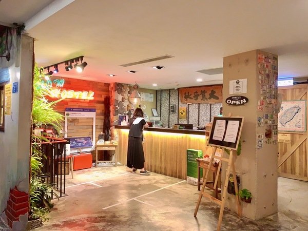 「花蓮旅遊」花蓮租車三天二夜輕旅行自駕遊，盛夏消暑追鯨趣-花蓮永宬租車，老時光燒肉酒肴，欣欣麵館不是麵店，小花公寓民宿與窩WOW青年旅館直擊分享