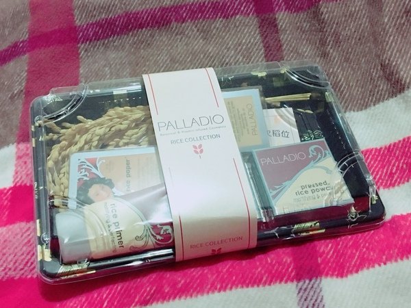 「化妝品推薦」倪倪愛美妝-網美女星零泛油光妝感密技-PALLADIO大米控油蜜粉餅、補妝蜜粉吸油米紙、大米柔焦妝前乳開箱分享
