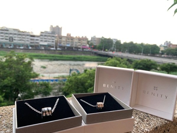 「穿搭推薦」倪倪愛穿搭-濃情蜜意七夕情侶間最佳定情信物首選-Benity 貝那堤時尚精品醫療鋼級午夜巴黎情人對鍊開箱分享