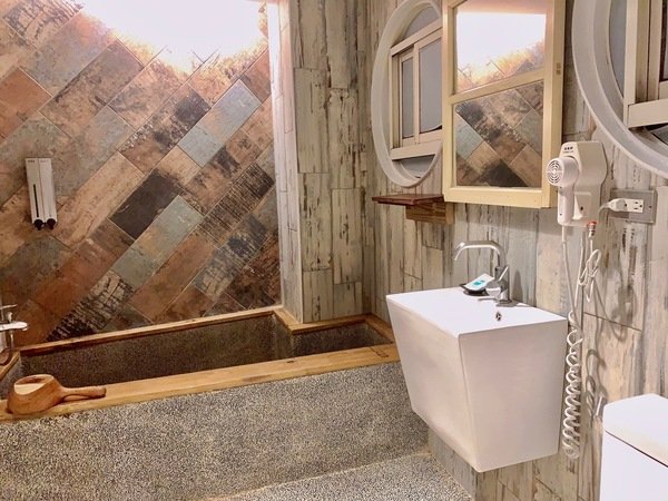 「花蓮旅遊」花蓮租車三天二夜輕旅行自駕遊，盛夏消暑追鯨趣-花蓮永宬租車，老時光燒肉酒肴，欣欣麵館不是麵店，小花公寓民宿與窩WOW青年旅館直擊分享