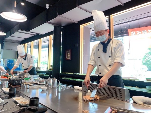 「松山區美食推薦」新鮮加拿大龍蝦海鮮肉品食材現做家庭聚會約會商務宴客首選-饗瘦創意鐵板燒直擊分享