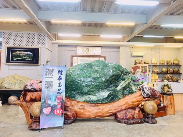「花蓮旅遊」親子閨蜜情侶同歡必去花蓮在地觀光工廠行程,玉石DIY手作紀念品-鍾華玉品藝術工坊直擊分享