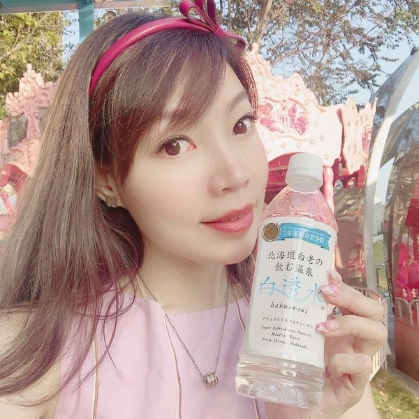 (飲用水推薦)倪倪愛健康-日本網紅名媛女星每日肌膚透亮凍齡必備PH8.72弱鹼性飲用水-來自日本【北海道遺產認證】北海道白老の飲む溫泉白透水開箱分享