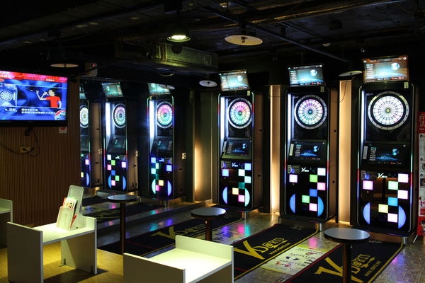 台北电子游乐场-e7play一票玩到底(三重店)~保龄球,无菸撞球,电子飞镖