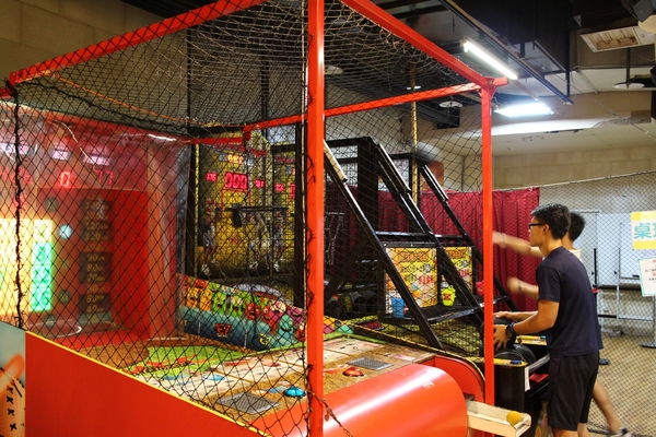 台北电子游乐场-e7play一票玩到底(三重店)~保龄球,无菸撞球,电子飞镖