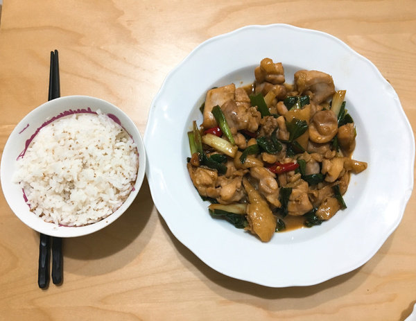 【料理】Ivy俏煮婦上菜,超下飯的蔥爆雞肉~滿滿的蔥香及醬燒香讓你不小心就巴了2碗飯