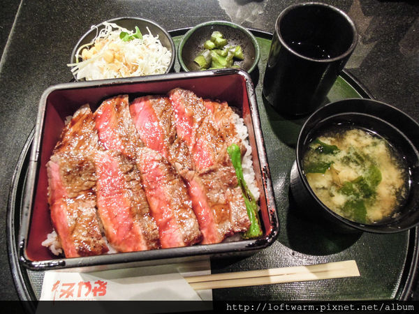 日本大阪梅田區好吃美食推薦 牛排飯 本みやけ HONMIYAKE 日本人也愛的現烤牛肉牛排飯 就在阪急三番街美食地下街!!