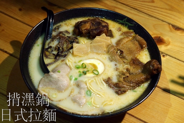 美食桃園┃揹潶鍋日式拉麵┃桃園大業路上神秘拉麵店!豪華限量版三寶拉麵,叉燒、燒雞、肋排