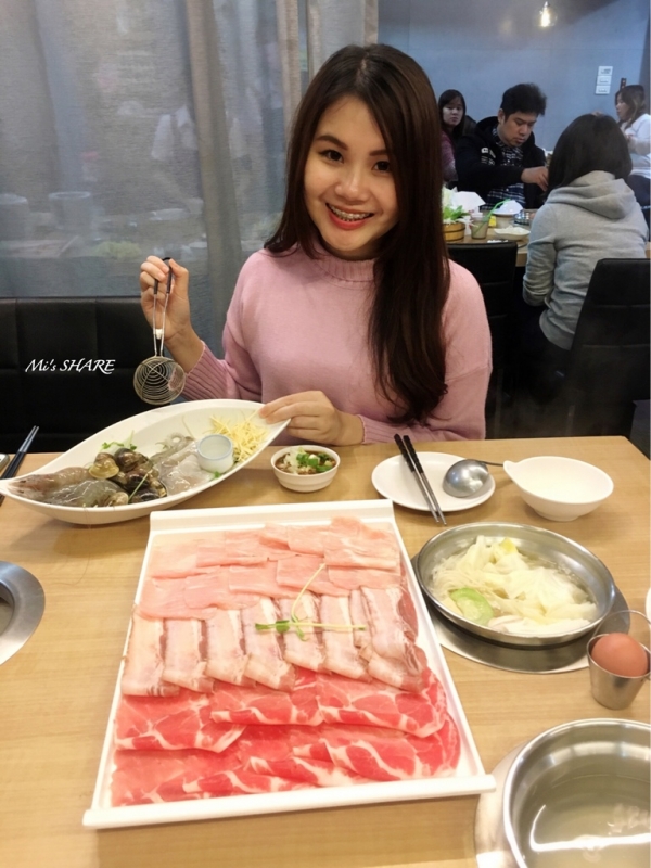 【新北市新莊/美食】沐也日式涮涮鍋--肉盤比臉大高CP值個人小火鍋●新莊人氣排隊鍋物○平價消費霸氣享受(附菜單)