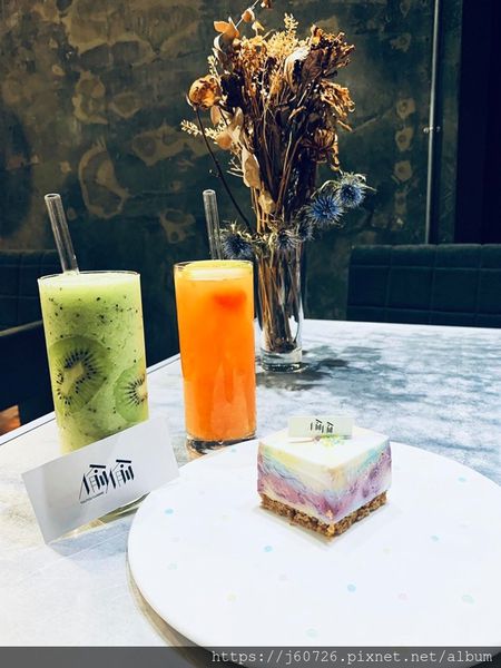 【台中/甜點】玻璃屋裡的超夢幻甜點→誰『偷偷』把彩虹放進甜點裡★偷偷Toutou Cuisine☆網美必訪/IG洗版甜點