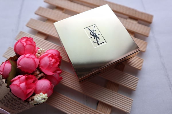 YSL 聖羅蘭 超模光氣墊粉餅,喜歡低調妝感的你可以試試看