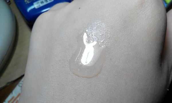 有些黏稠,在手上不会乱流 仔细点看可以看到一颗一颗透明的爆水珠珠