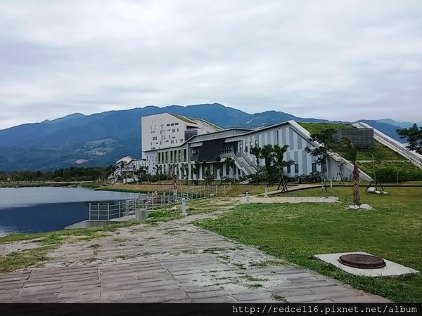 臺東悅讀新地標~依山傍湖的國立臺東大學圖書館啟用了