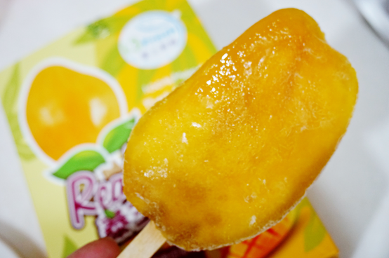 稍微退冰一下, i3fresh爱上新鲜泰王芒果冰表层回温而晶莹,果肉多汁而